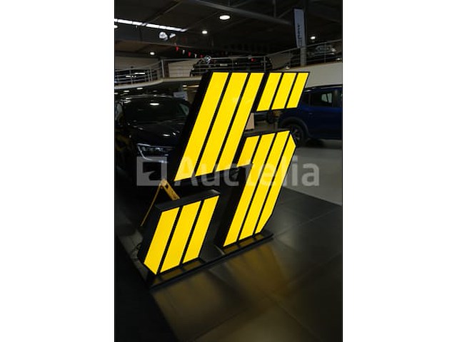 'nieuwe renault 5' verlicht bord - afbeelding 1 van  5