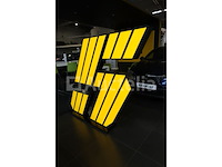 'nieuwe renault 5' verlicht bord - afbeelding 2 van  5