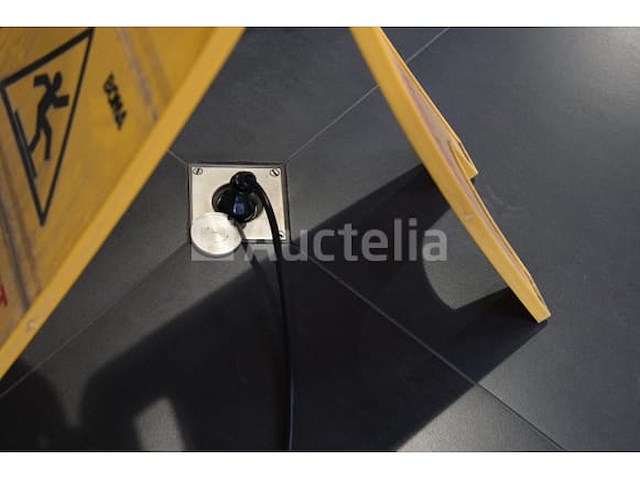 'nieuwe renault 5' verlicht bord - afbeelding 5 van  5