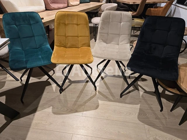 Nieuwe stoel in set bestaande uit 1 gele stoel 1 groene stoel 1 beige stoel 1 zwarte stoel - afbeelding 1 van  1