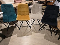 Nieuwe stoel in set bestaande uit 1 gele stoel 1 groene stoel 1 beige stoel 1 zwarte stoel