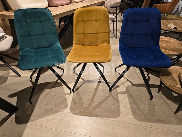 Nieuwe stoel op het terrein bestaande uit 2 blauwe 2 gele, 2 groene stoelen - afbeelding 1 van  1