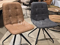Nieuwe stoelen in de set bestaande uit 2 grijze microvezelstoelen en 2 cognac microvezelstoelen