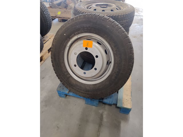 Nieuwe velg en band - afbeelding 1 van  3