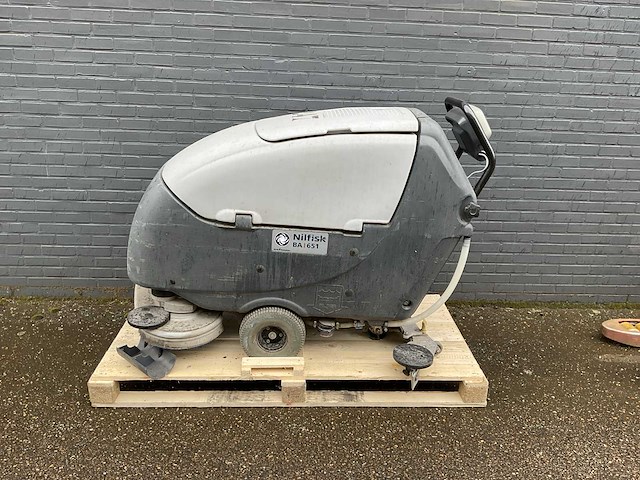 Nilfisk ba 651 veegmachine - afbeelding 1 van  8