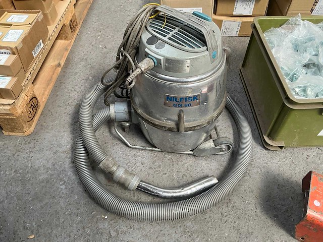 Nilfisk gm80 industriële stofzuiger - afbeelding 1 van  5