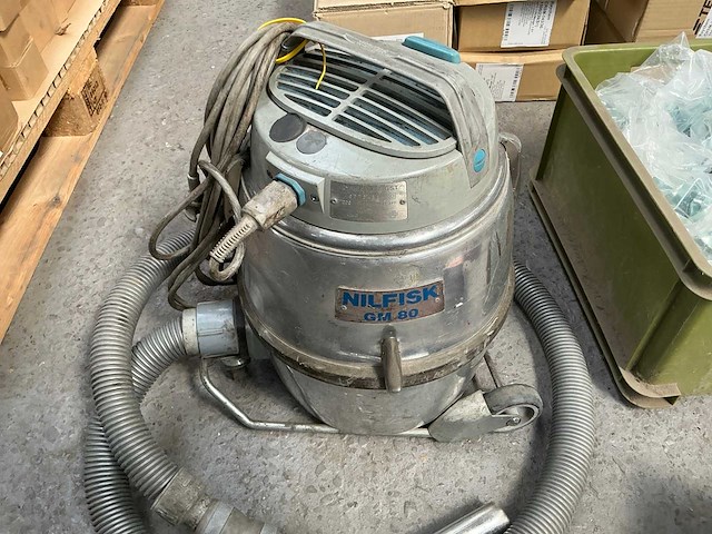 Nilfisk gm80 industriële stofzuiger - afbeelding 2 van  5