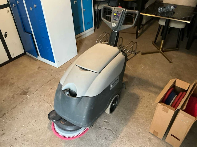 Nilfisk sc400 veegmachine - afbeelding 6 van  9