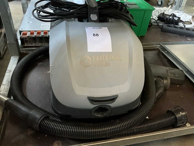 Nilfisk vp 600 stofzuiger - afbeelding 1 van  2