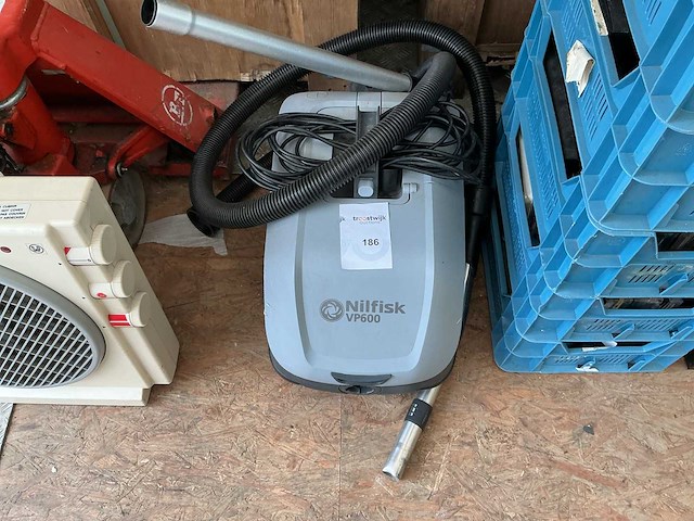 Nilfisk vp600 professionele stofzuiger - afbeelding 1 van  2