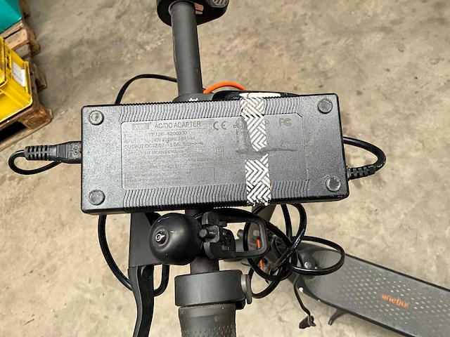 Ninebot 051203e kickscooter met lader - afbeelding 3 van  14