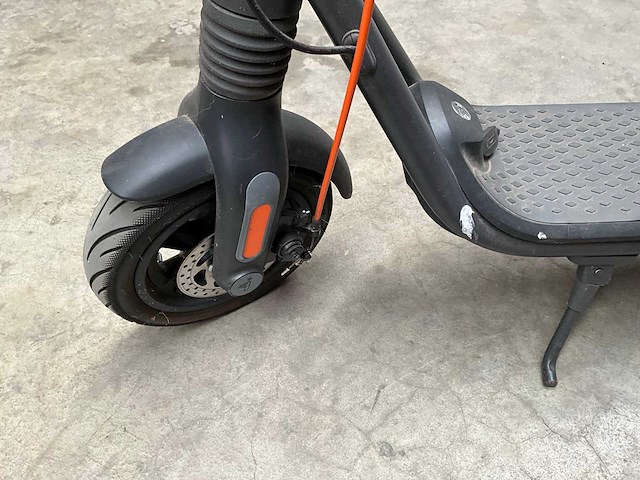Ninebot 051203e kickscooter met lader - afbeelding 4 van  14