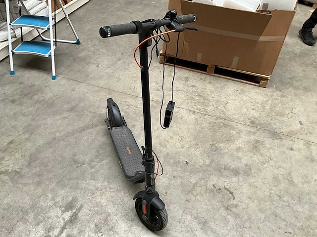 Ninebot 051203e kickscooter met lader - afbeelding 8 van  14