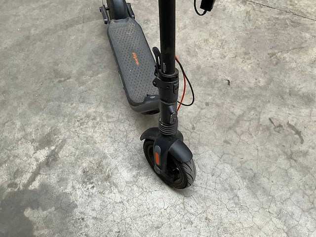 Ninebot 051203e kickscooter met lader - afbeelding 9 van  14
