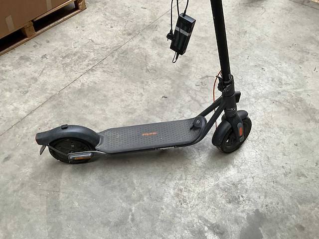 Ninebot 051203e kickscooter met lader - afbeelding 10 van  14
