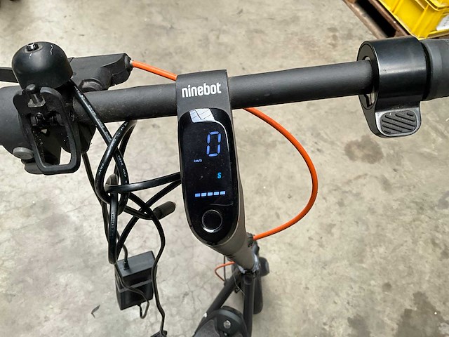Ninebot 051203e kickscooter met lader - afbeelding 12 van  14