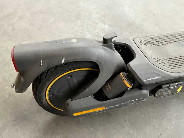 Ninebot 051501e kickscooter max g2 met lader - afbeelding 12 van  13