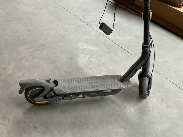 Ninebot 051501e kickscooter max g2 met lader - afbeelding 13 van  13