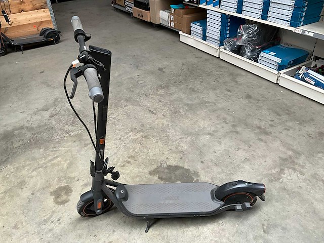 Ninebot f65i kickscooter met lader - afbeelding 1 van  11