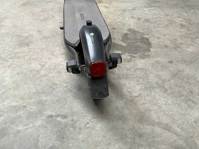 Ninebot f65i kickscooter met lader - afbeelding 6 van  11