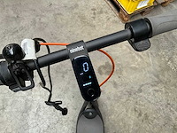 Ninebot f65i kickscooter met lader - afbeelding 7 van  11