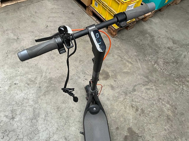 Ninebot f65i kickscooter met lader - afbeelding 8 van  11