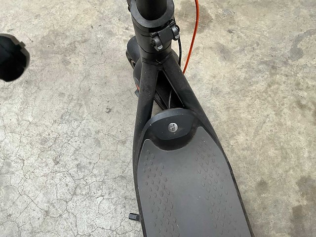 Ninebot f65i kickscooter met lader - afbeelding 9 van  11