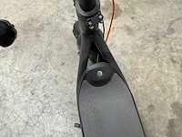 Ninebot f65i kickscooter met lader - afbeelding 9 van  11