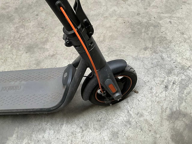 Ninebot f65i kickscooter met lader - afbeelding 10 van  11