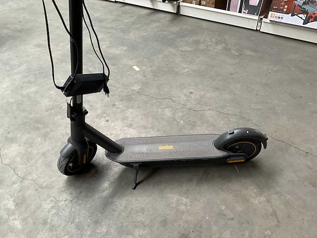 Ninebot g30 kickscooter max met lader - afbeelding 8 van  15