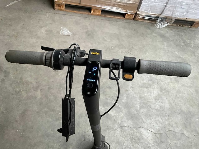 Ninebot g30 kickscooter max met lader - afbeelding 11 van  15