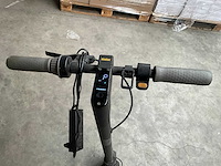 Ninebot g30 kickscooter max met lader - afbeelding 11 van  15