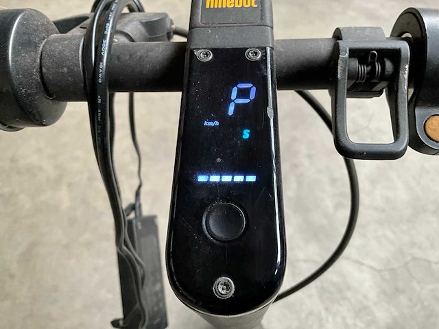 Ninebot g30 kickscooter max met lader - afbeelding 12 van  15