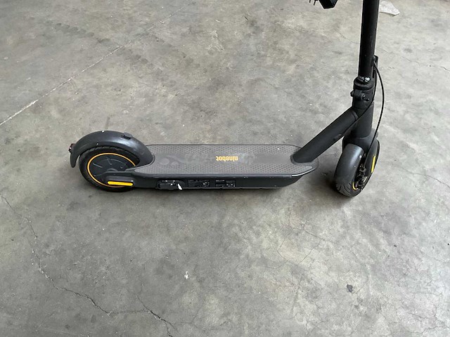 Ninebot g30 kickscooter max met lader - afbeelding 14 van  15