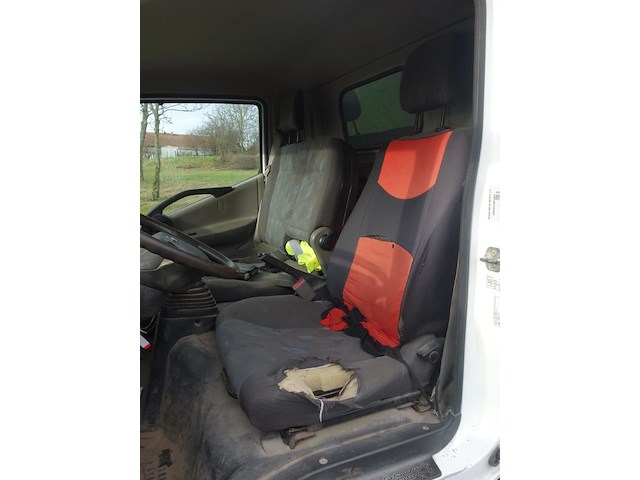 Nissan camionette - afbeelding 8 van  12