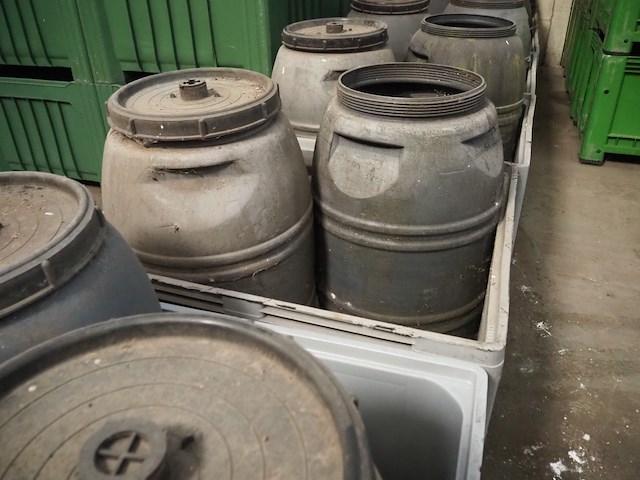 Nn pallet boxes with barrels - afbeelding 4 van  8