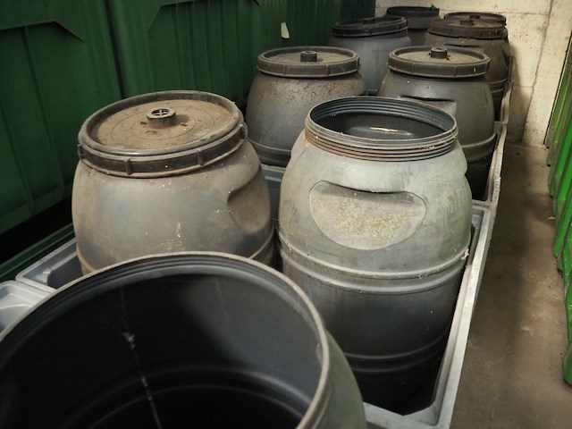 Nn pallet boxes with barrels - afbeelding 6 van  8