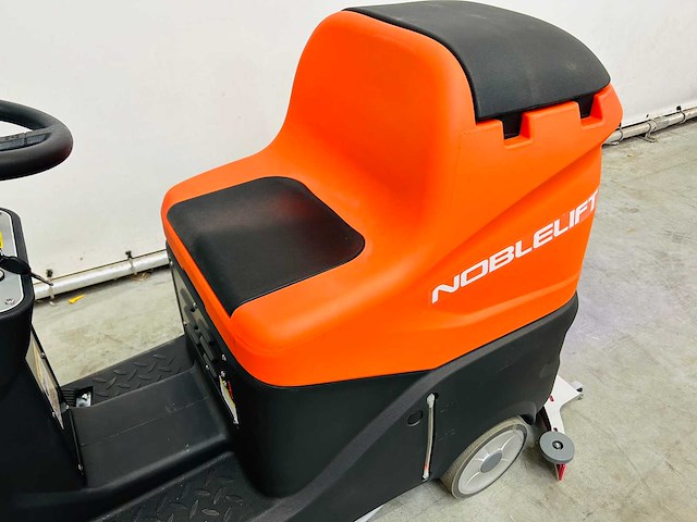 Noblelift - 2025 - nr530 - zit schrobmachine - afbeelding 4 van  10