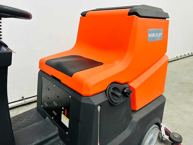Noblelift - 2025 - nr810 - zit schrobmachine - afbeelding 13 van  14