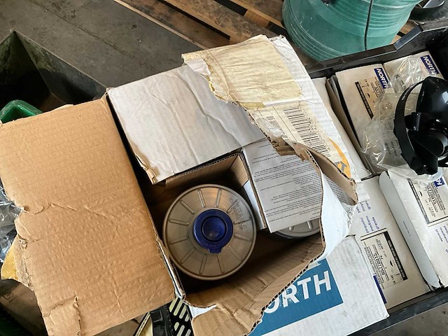 North halfgelaatsmaskers en protection toebehoren (6x) in metalen kar - afbeelding 3 van  18