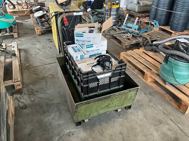 North halfgelaatsmaskers en protection toebehoren (6x) in metalen kar - afbeelding 7 van  18