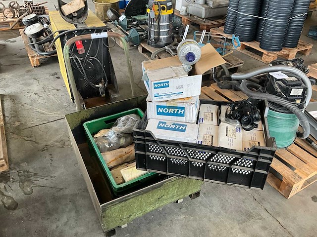 North halfgelaatsmaskers en protection toebehoren (6x) in metalen kar - afbeelding 1 van  18