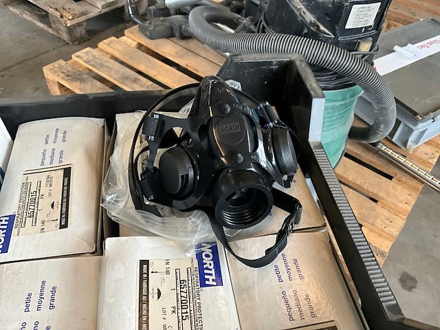 North halfgelaatsmaskers en protection toebehoren (6x) in metalen kar - afbeelding 12 van  18