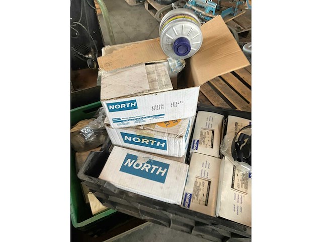 North halfgelaatsmaskers en protection toebehoren (6x) in metalen kar - afbeelding 15 van  18