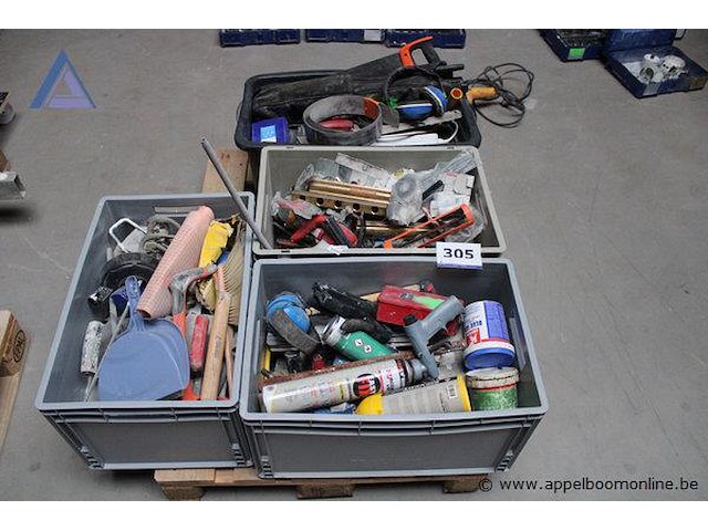 O.a. diverse handgereedschap verf- en schoonmaakbenodigdheden elektrische gereedschap toebehoren - afbeelding 1 van  4