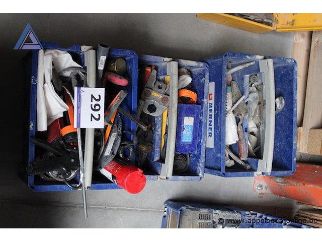 O.a. handgereedschap diversen ijzerschaar verfroller diversen in berner bakken - berner - afbeelding 1 van  3