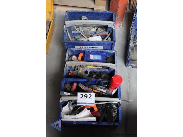 O.a. handgereedschap diversenijzerschaarverfrollerdiversen in berner bakken - berner - afbeelding 1 van  3