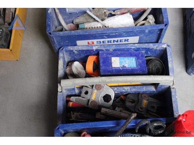 O.a. handgereedschap diversenijzerschaarverfrollerdiversen in berner bakken - berner - afbeelding 3 van  3