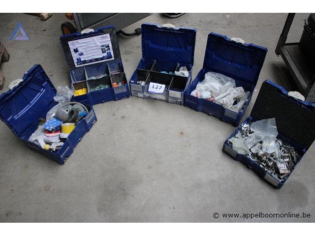 O.a. opbergkoffer met bevestigingsmaterialen - diverse inhoud opbergkoffer met schuurmaterialen - diverse inhoud opbergkoffer met pvc onderdelen - diverse inhoud opbergkoffer met elektrische componenten - diverse inhoud - afbeelding 1 van  2