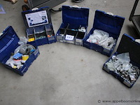 O.a. opbergkoffer met bevestigingsmaterialen - diverse inhoud opbergkoffer met schuurmaterialen - diverse inhoud opbergkoffer met pvc onderdelen - diverse inhoud opbergkoffer met elektrische componenten - diverse inhoud - afbeelding 1 van  2